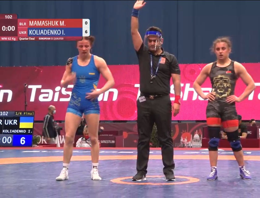 Перемога Ірини Коляденко (у синьому трико) над білоруською спортсменкою